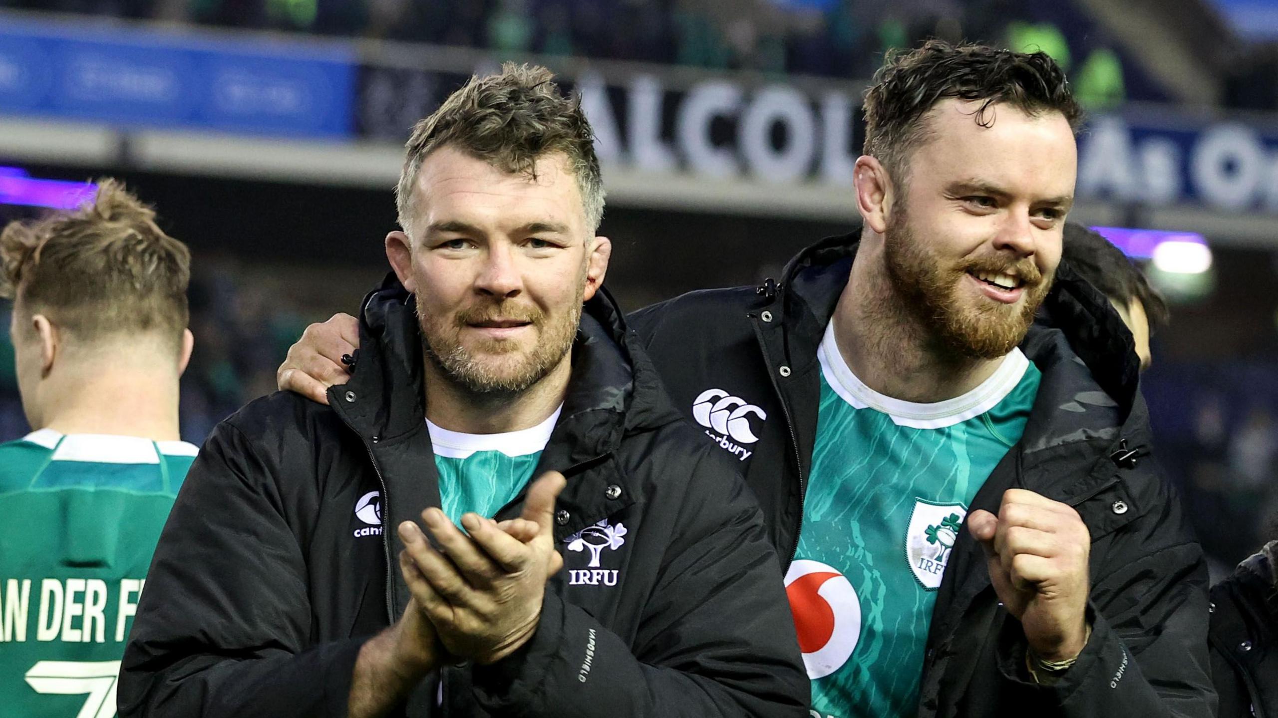 Peter O'Mahony et James Ryan après la victoire de l'Irlande contre l'Écosse