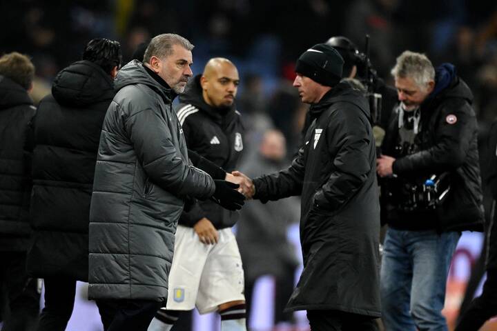 Ange Postecoglou, entraîneur de Tottenham Hotspur, observe la fin du match de la quatrième ronde de la FA Cup contre Aston Villa