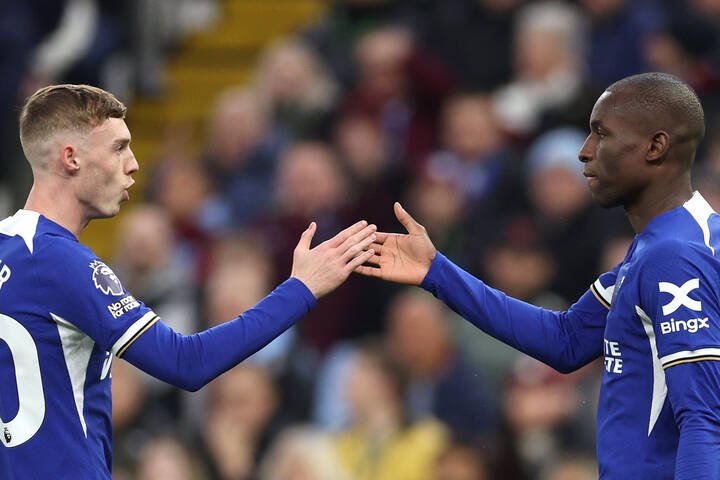 Nicolas Jackson de Chelsea célèbre après avoir marqué un but avec son coéquipier Cole Palmer.