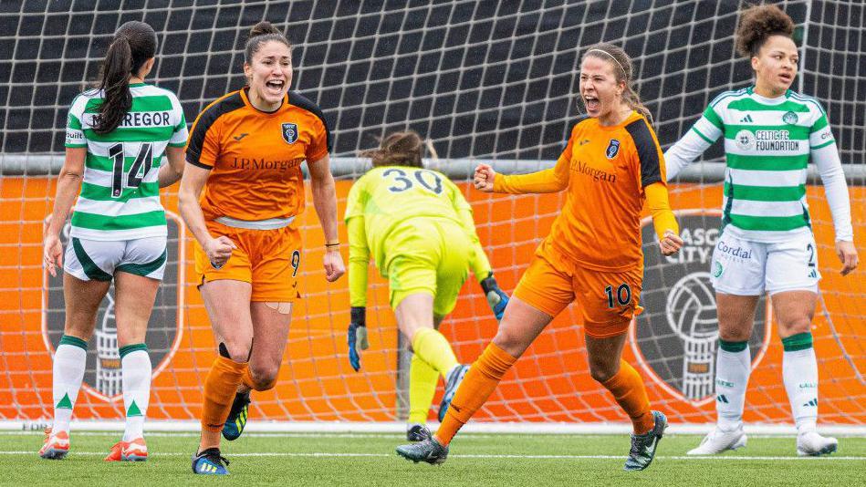 Glasgow City's Brenna Lovera célèbre son but contre Celtic lors du quatrième tour de la Scottish Women's Cup