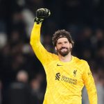 Alisson - un des plus grands gardiens de Liverpool après PSG