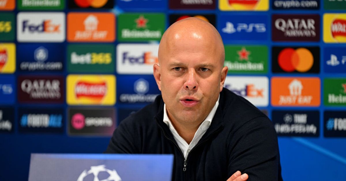 Arne Slot s-excuse après ses propos sur l-arbitre Michael Oliver