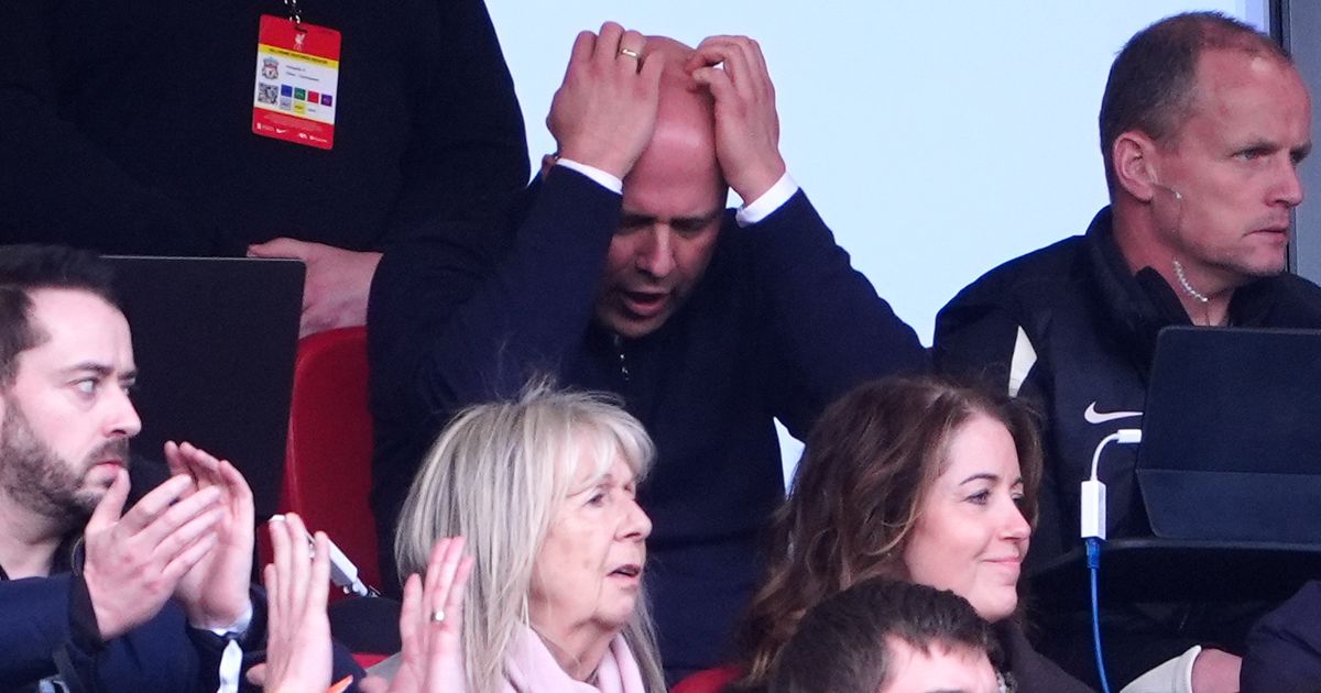 Arne Slot - une suspension controversée après le derby de Merseyside