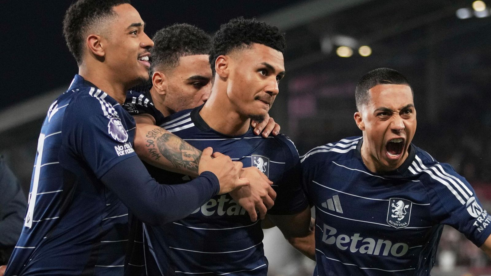 Aston Villa bat Brentford et renforce ses espoirs européens