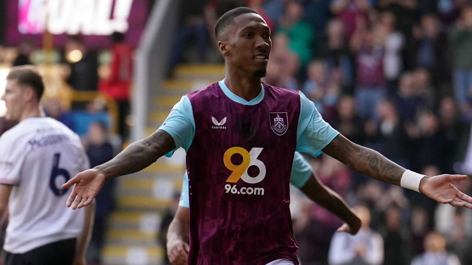 Burnley écrase Luton 4-0 et reste en course pour la montée