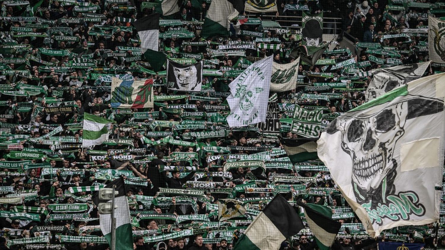 Dissolution de groupes de supporters - une polémique pour le football français