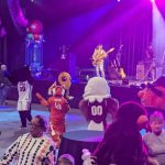 Fête de lancement bizarre du tournoi ACC - mascottes en folie