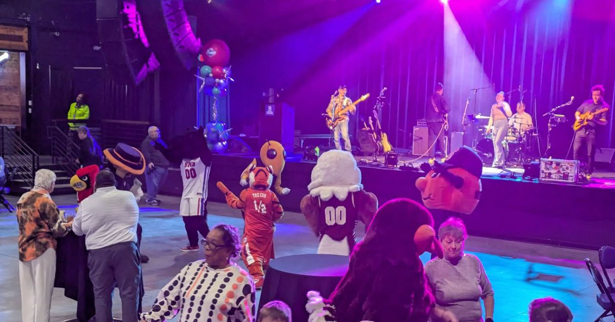 Fête de lancement bizarre du tournoi ACC - mascottes en folie