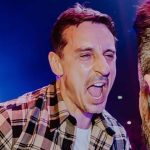 Gary Neville surprend en rejoignant The Reytons sur scène