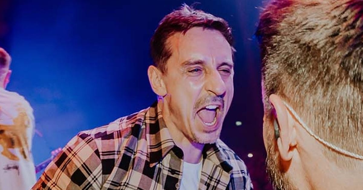 Gary Neville surprend en rejoignant The Reytons sur scène