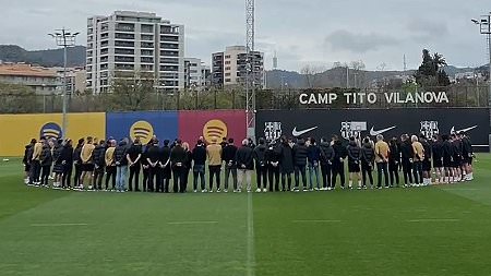 Hommage des joueurs de Barcelone suite au décès du médecin du club