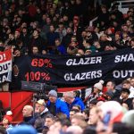 Les fans de Man Utd portent du noir contre Arsenal - un message fort