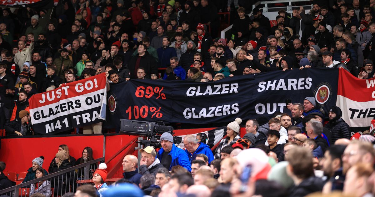 Les fans de Man Utd portent du noir contre Arsenal - un message fort