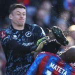 Les supporters de Millwall rendent hommage au gardien après une blessure