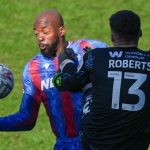 Liam Roberts suspendu six matchs après son coup de pied sur Mateta