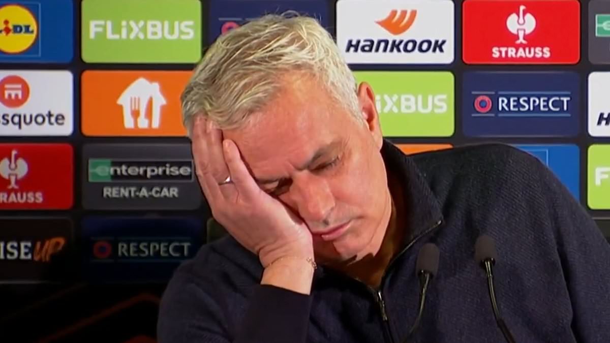 Mourinho s-endort en interview après la défaite de Fenerbahce
