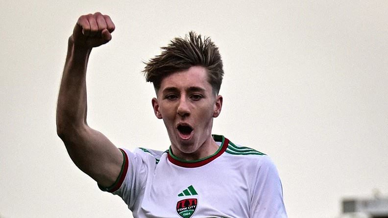 Retraite d-un footballeur de 16 ans en raison d-une maladie rare