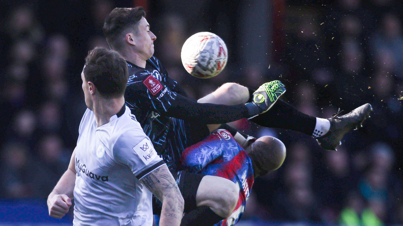 Soutien des fans de Millwall après la blessure de Mateta