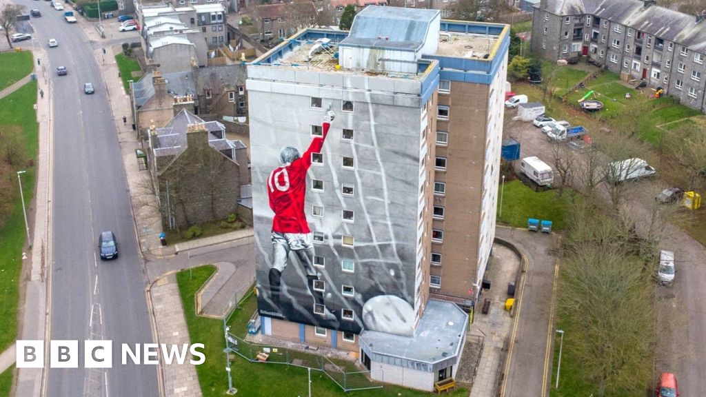 Un Mural Rendant Hommage à Denis Law Prend Forme à Aberdeen