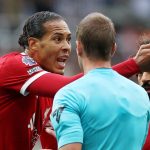 Virgil van Dijk en colère après l-arbitre de la finale de la Carabao Cup