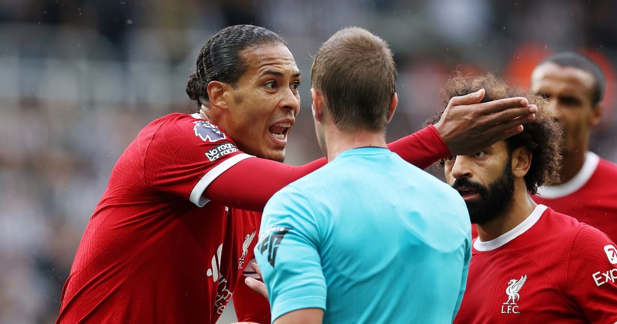 Virgil van Dijk en colère après l-arbitre de la finale de la Carabao Cup