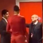 Virgil van Dijk en discussion avec PSG après l-élimination de Liverpool