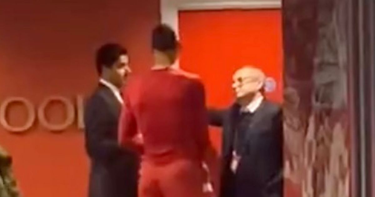 Virgil van Dijk en discussion avec PSG après l-élimination de Liverpool