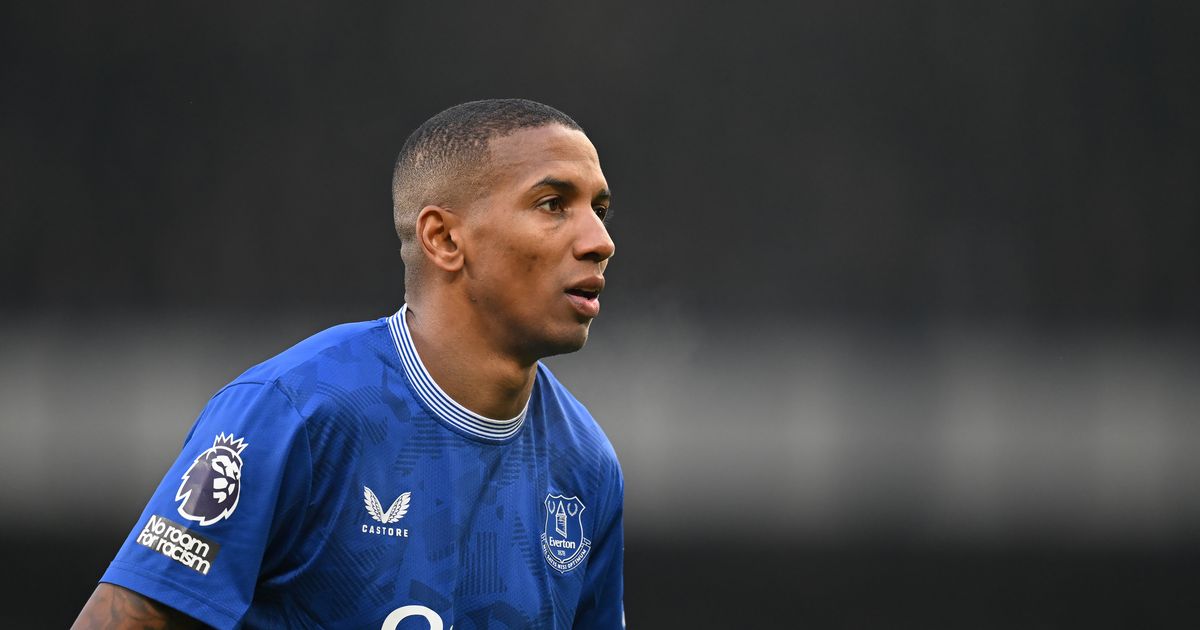 Young réagit à la controverse du penalty de Manchester United