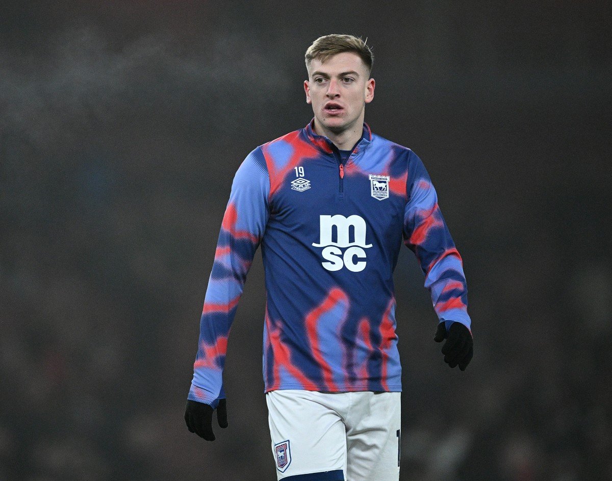 Liam Delap s'échauffant