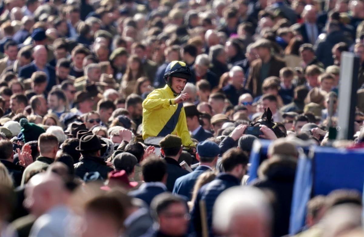 Michael O'Sullivan salué par le public après avoir gagné le Supreme Novices' Hurdle à Cheltenham sur Marine Nationale en 2023
