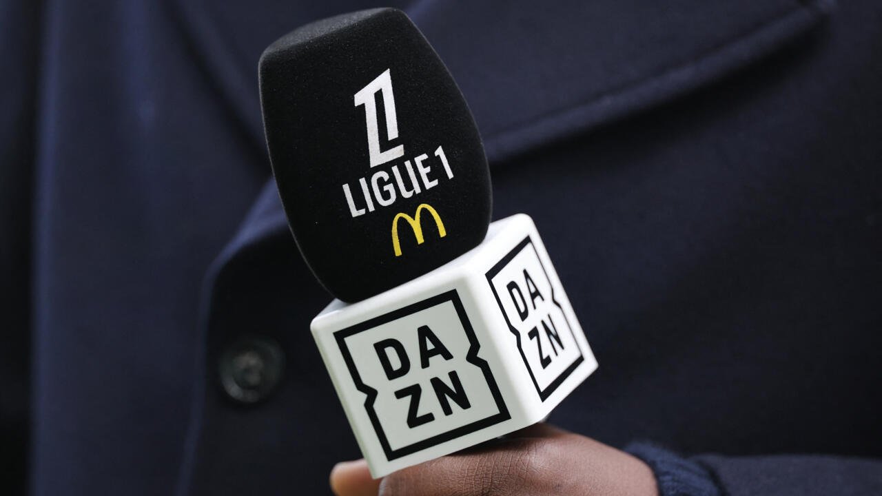 Micro de speaker avec le logo du diffuseur TV DAZN avant le match de football de L1 française entre le FC Nantes et le RC Lens à Nantes, le 23 février 2025.