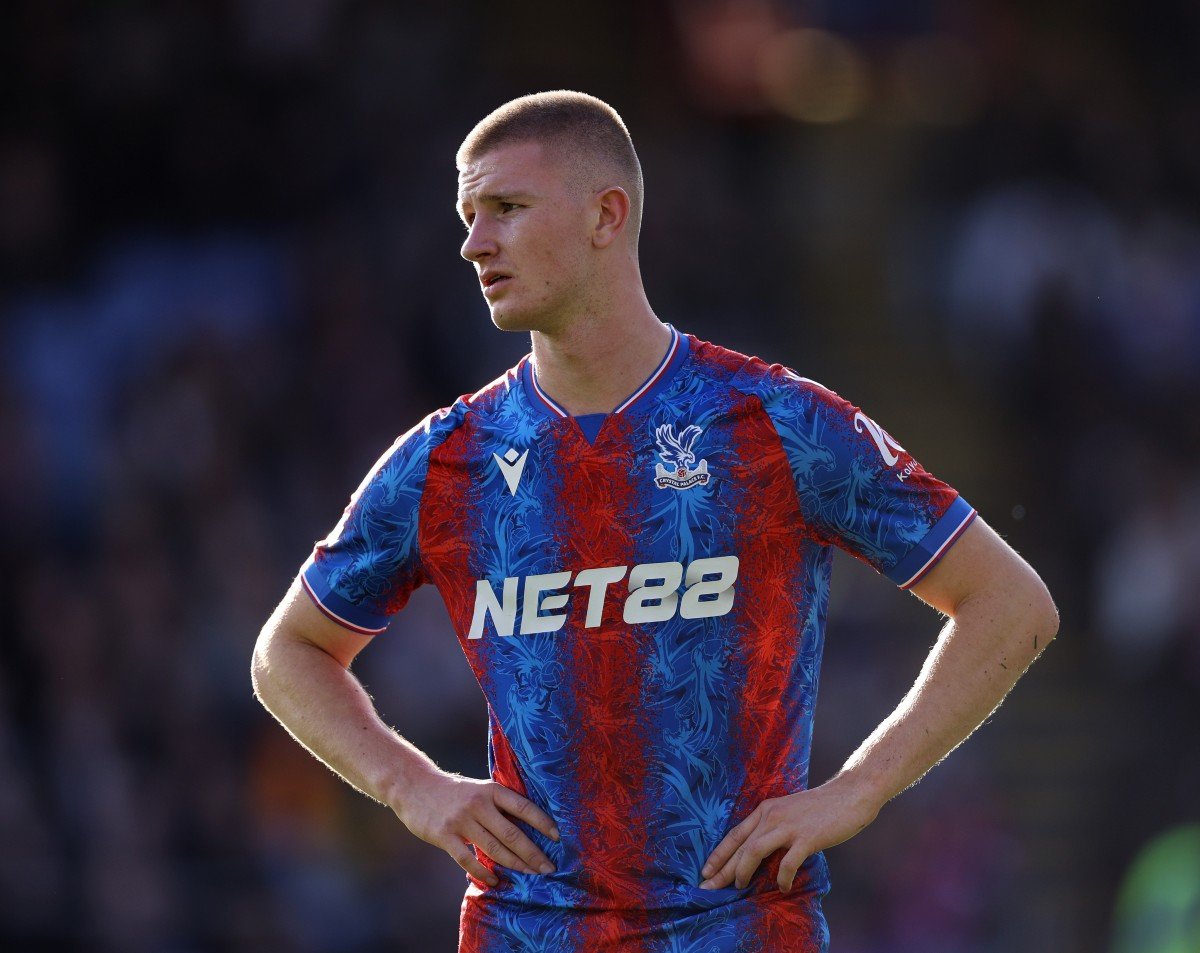 Adam Wharton en action pour Crystal Palace