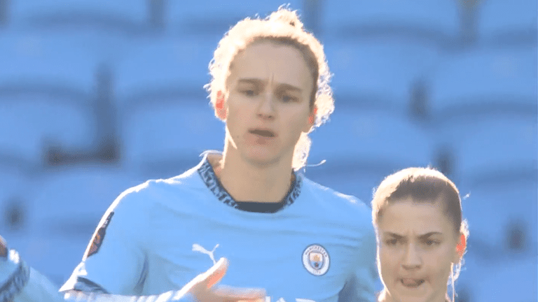 Vivianne Miedema célébrée après avoir égalisé pour Man City contre Aston Villa