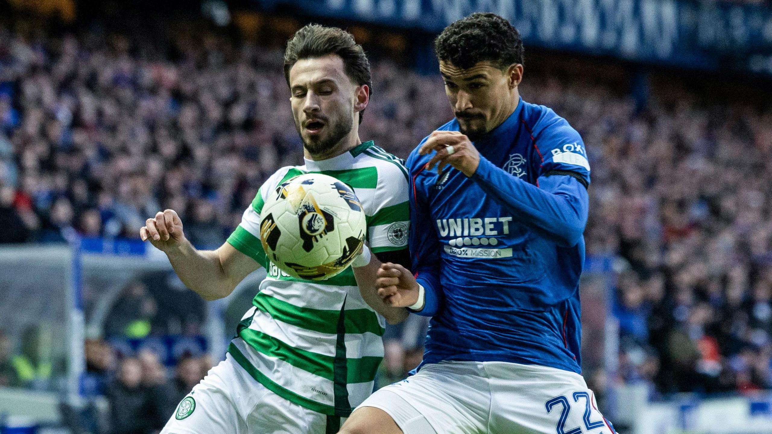 Celtic's Nicolas Kuhn et Rangers' Jefte lors d'un match de Premiership