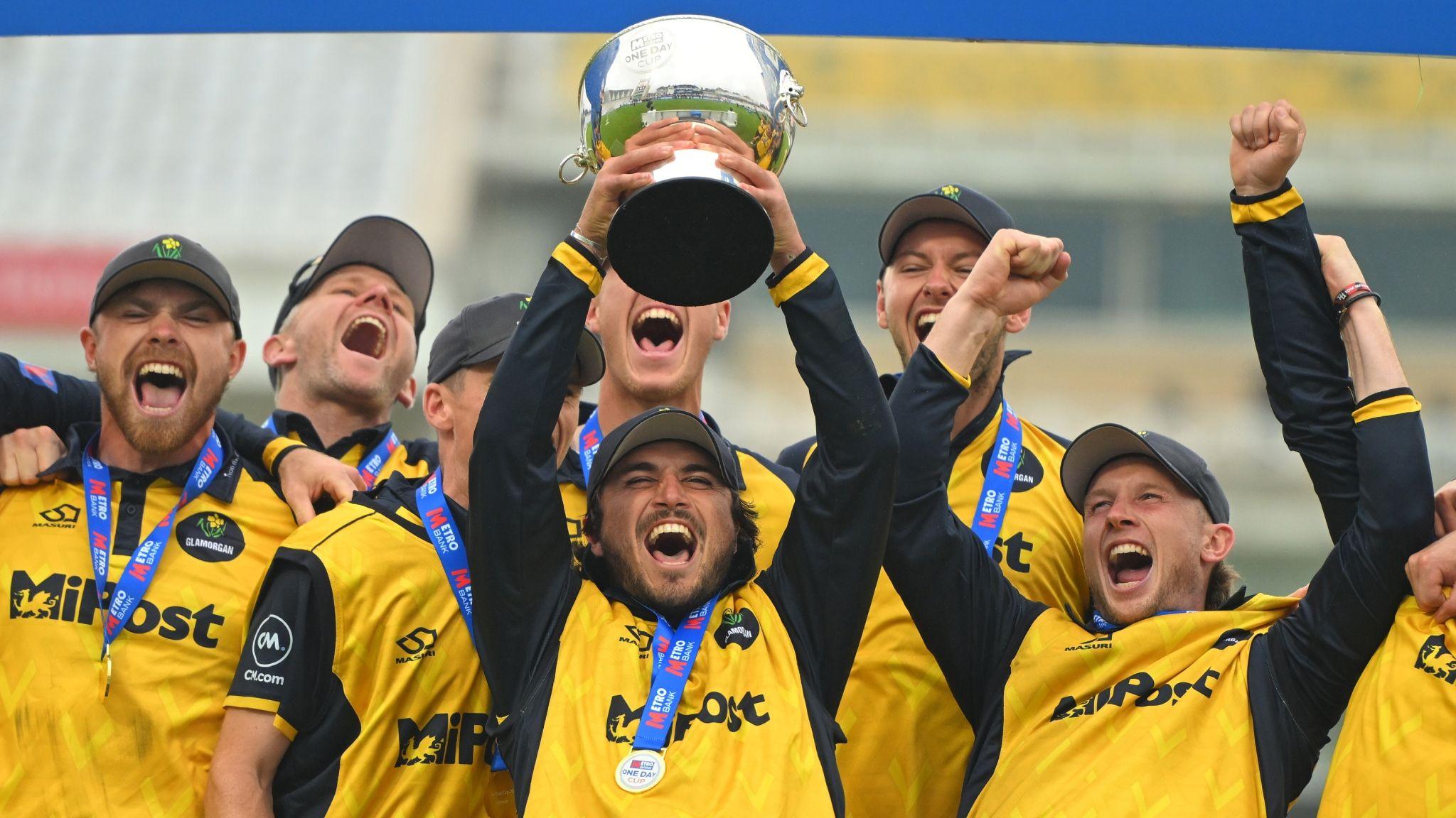 Kiran Carlson de Glamorgan soulève le trophée de la Coupe d'un jour avec ses coéquipiers après avoir battu Somerset lors de la finale de 2024 à Trent Bridge