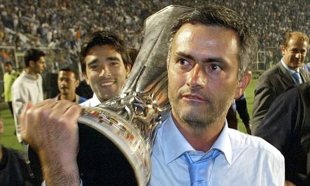 Mourinho avec le trophée de la Coupe UEFA