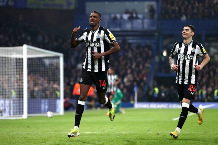 Alexander Isak de Newcastle United célèbre son premier but avec son coéquipier Miguel Almiron
