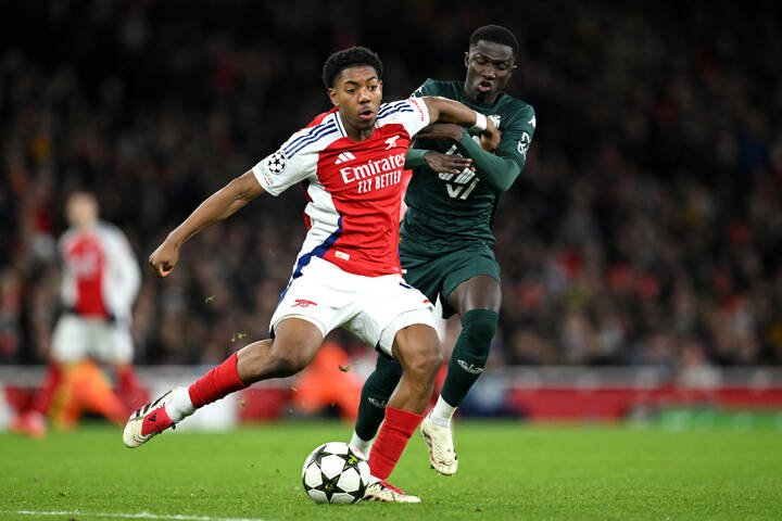 Myles Lewis-Skelly en action avec Arsenal