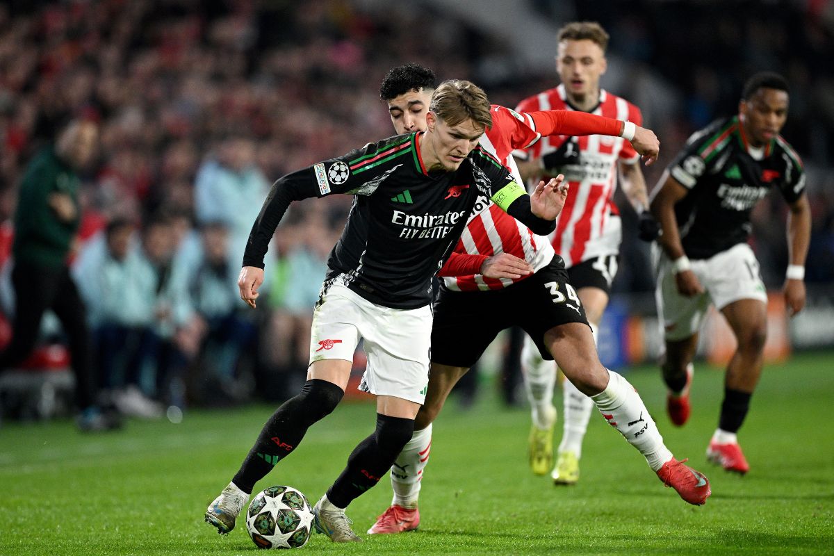 Martin Odegaard d'Arsenal attaqué par Ismael Saibari du PSV Eindhoven