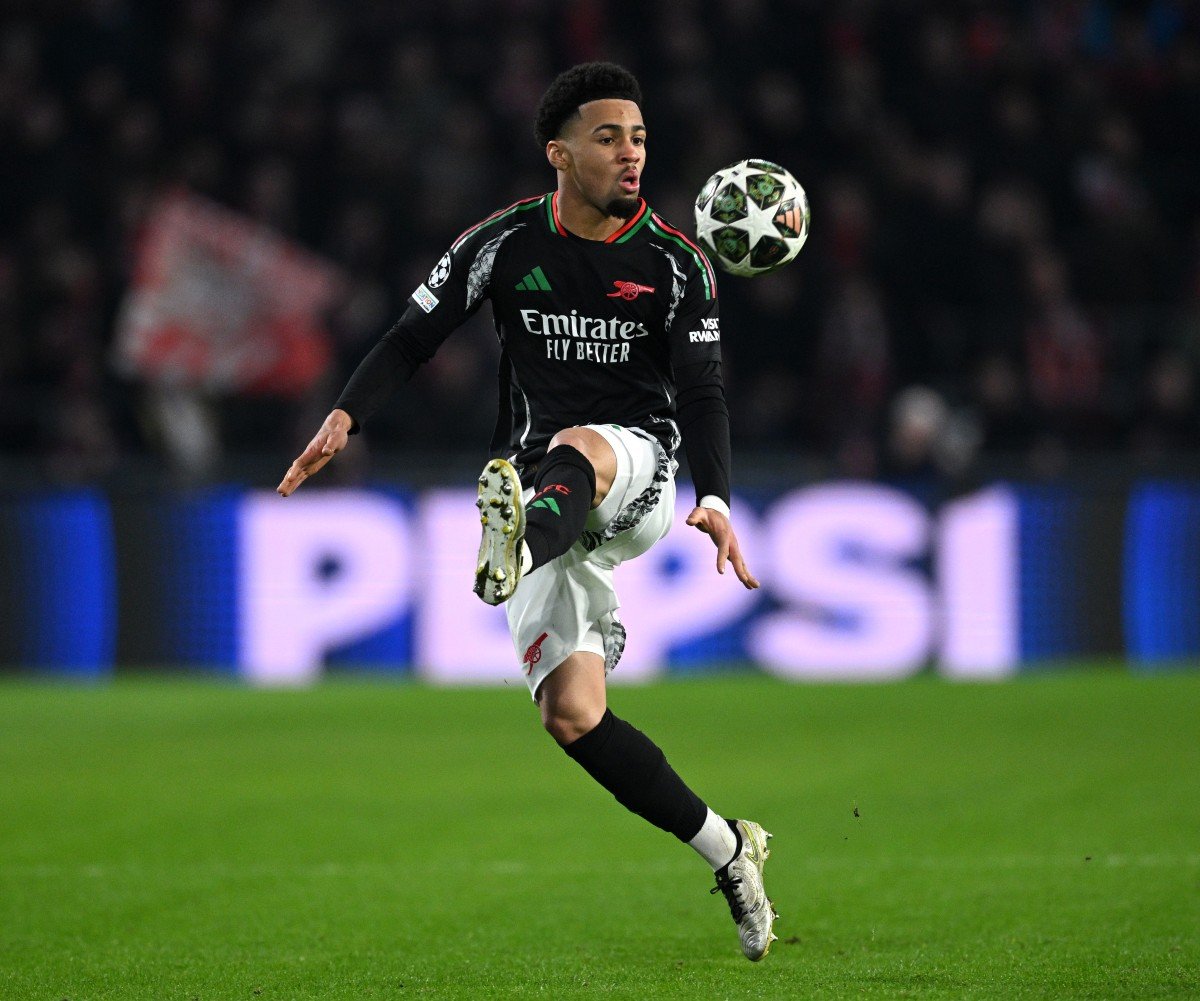 Ethan Nwaneri en action pour Arsenal contre PSV