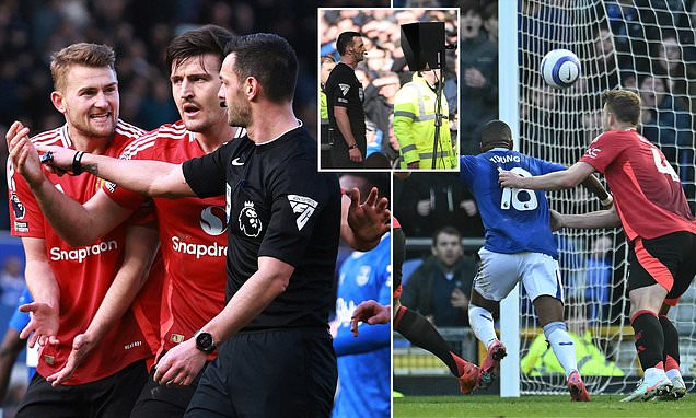 Ashley Young contesté dans la surface de réparation