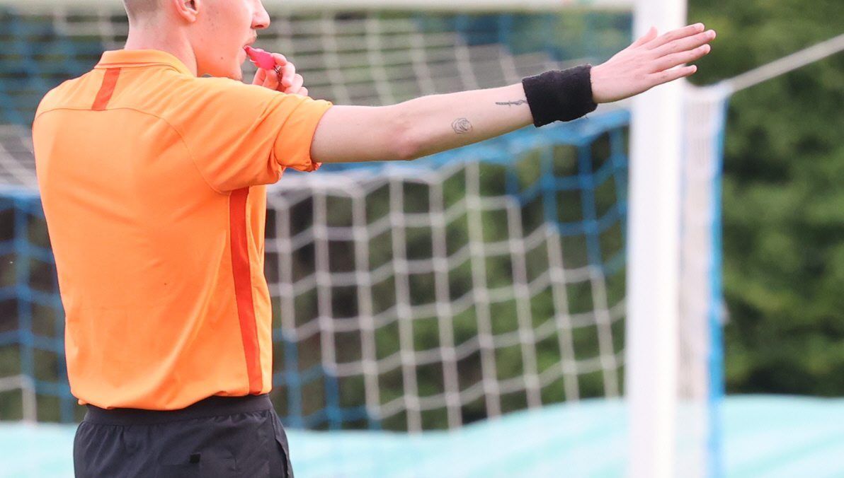 Un arbitre amateur sur un terrain de football