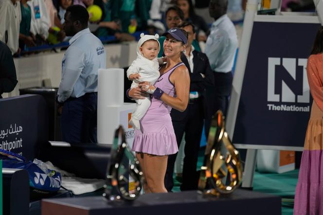 La joueuse suisse Belinda Bencic et sa fille, après sa victoire au tournoi d’Abou Dhabi, le 8 février 2025.