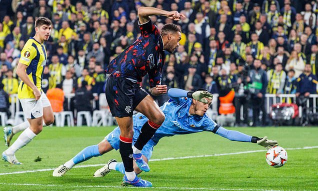 Célébration de Cyriel Dessers après son but