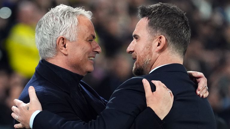 Jose Mourinho salue Barry Ferguson avant le coup d'envoi