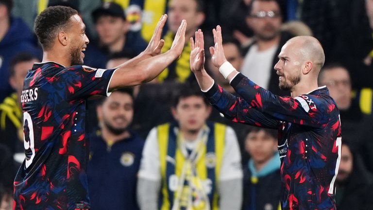 Vaclav Cerny célèbre le deuxième but des Rangers avec Cyriel Dessers