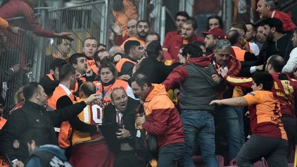 Des violences lors d'un match du championnat turc, entre Galatasaray et Fenerbahce. (OZAN KOSE / AFP)