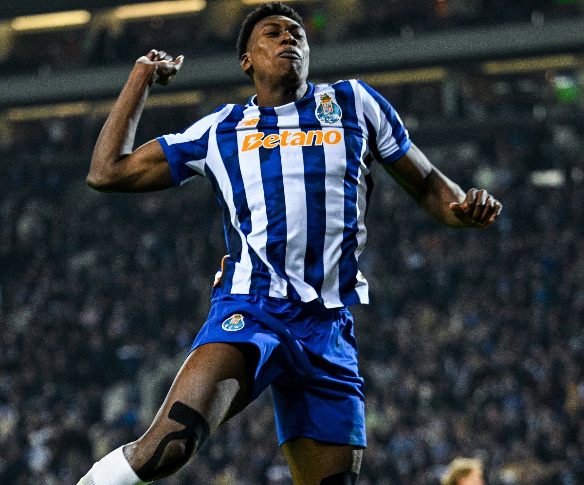 Samu Aghehowa célèbre un but pour Porto