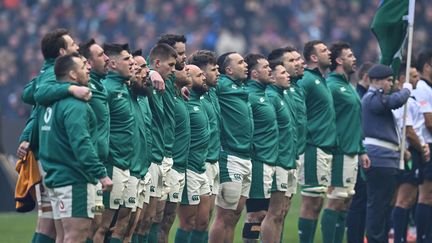 Les joueurs du XV d'Irlande pendant leur hymne avant le match du Tournoi des six nations contre l'Ecosse, à Edimbourg, le 9 février 2025. (ANDY BUCHANAN / AFP)