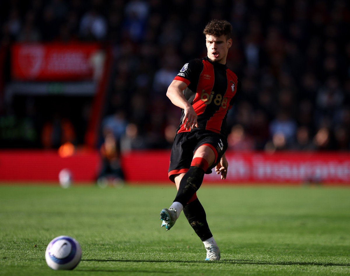 Milos Kerkez en action pour AFC Bournemouth